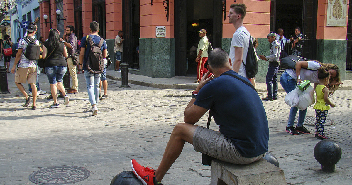 Un turista, en una calle de la Habana Vieja © CiberCuba