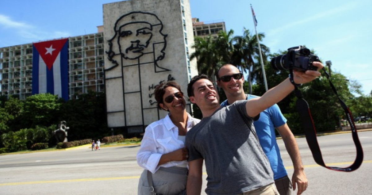 Turistas lanzan un selfie en Cuba © Radio Miami