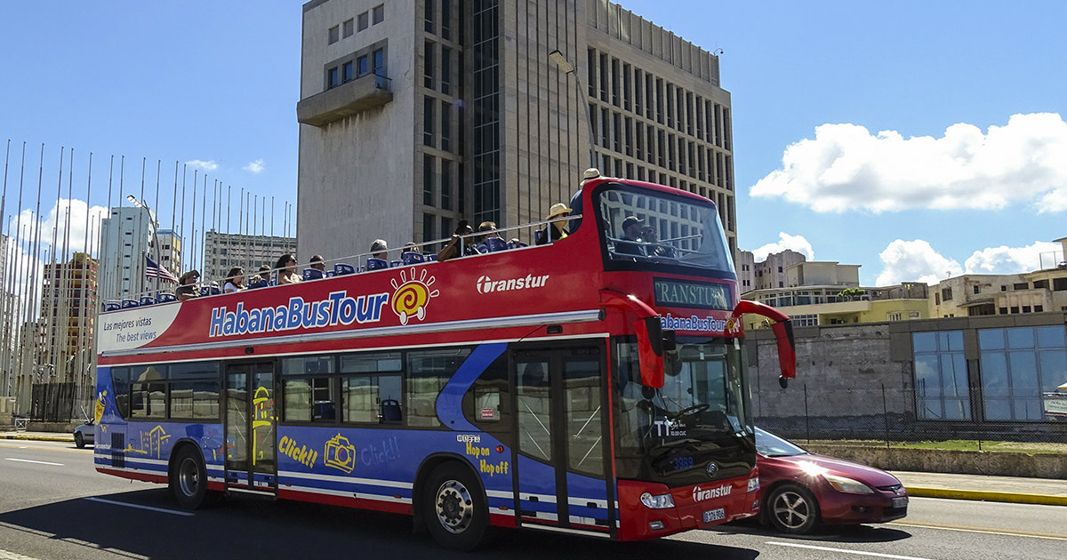Autobús turístico circulando frente a la embajada de Estados Unidos en La Habana © CiberCuba