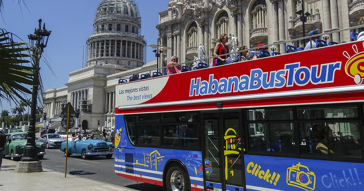 Autobús turístico circulando por las calles de La Habana © CiberCuba