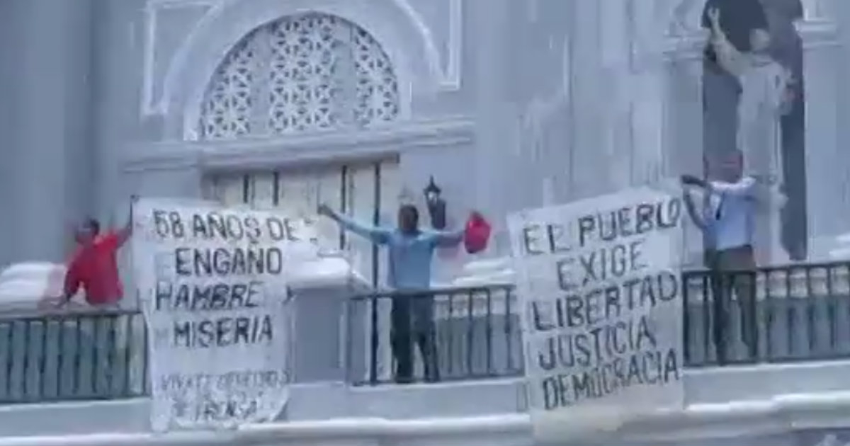 Activistas, durante la protesta en la catedral de Santiago. © Unpacu / YouTube.