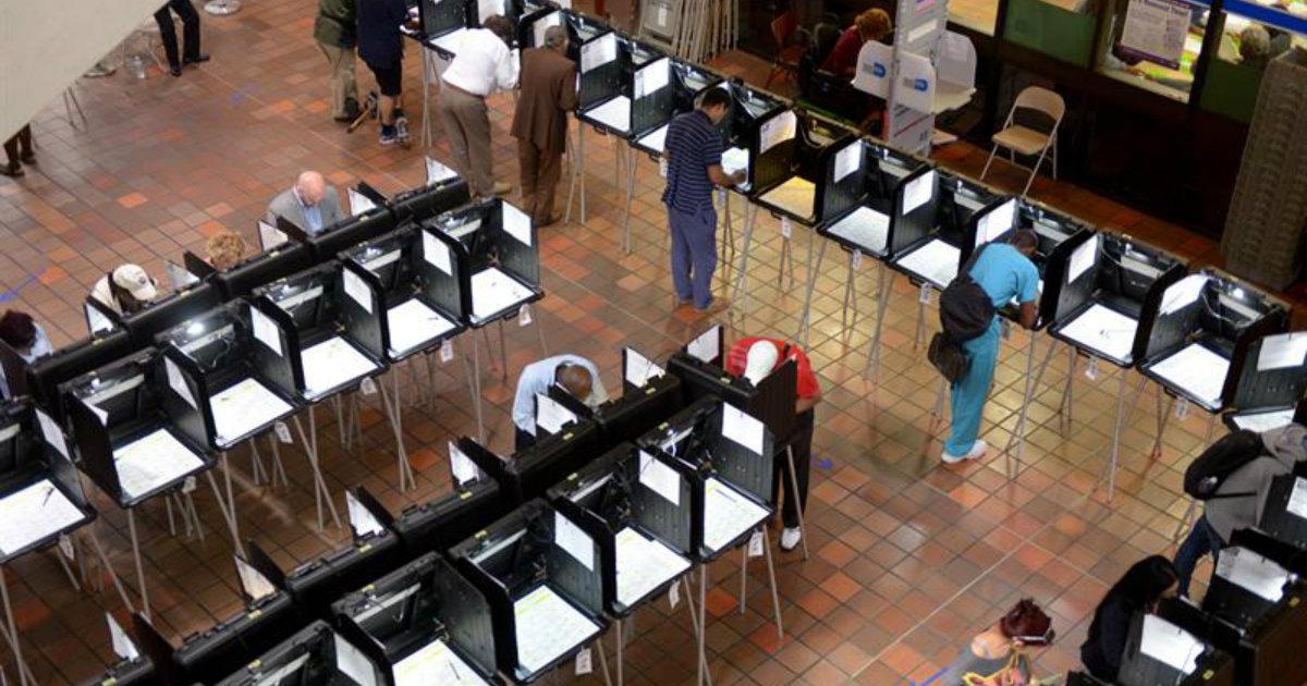 Simulacro de elecciones en EEUU con varios ciudadanos en un colegio electoral © EFE / Archivo