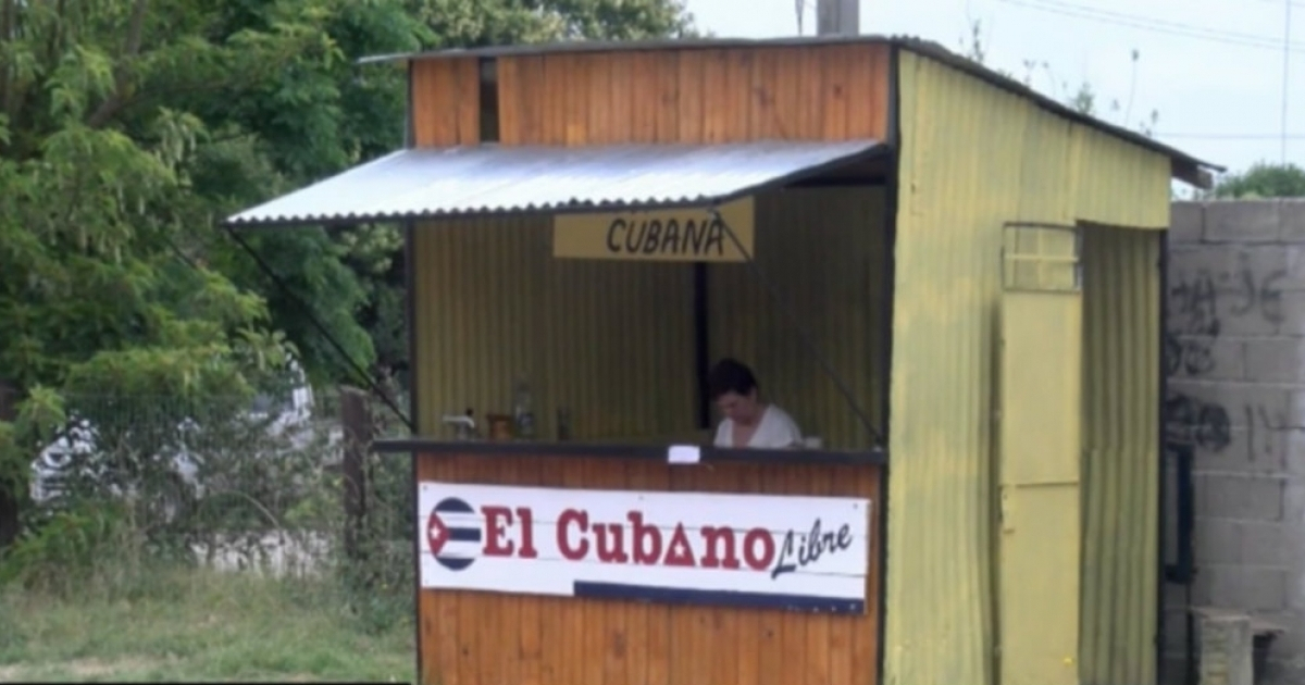 Kiosco de comida cubana en Santa Rosa. © Telenoche