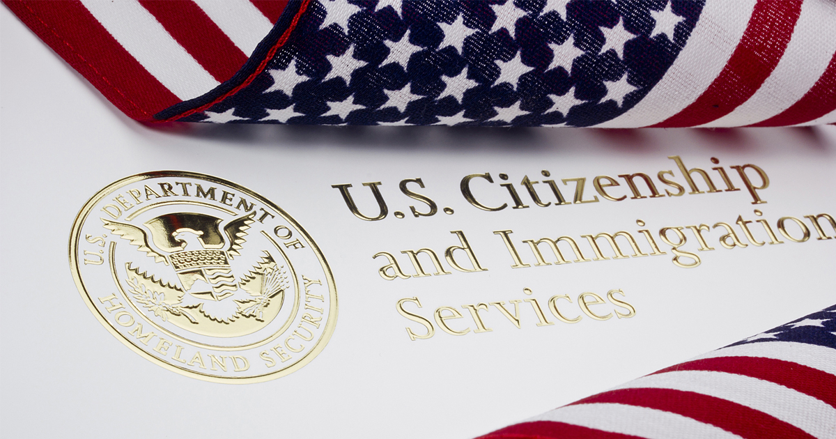 Logo de los servicios migratorios de EEUU junto a la bandera © Archivo