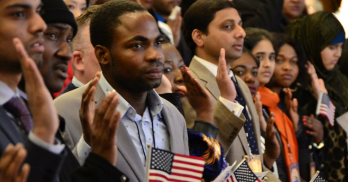 Inmigrantes, jurando la ciudadanía en Estados Unidos. © Uscis / Twitter