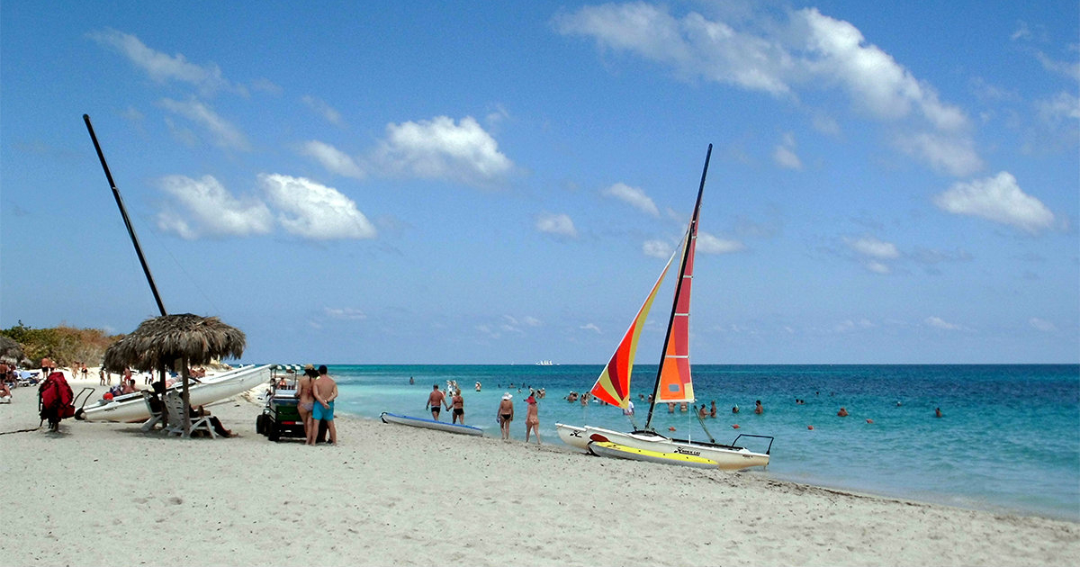 Turistas pasean por las playas de Varadero © CiberCuba