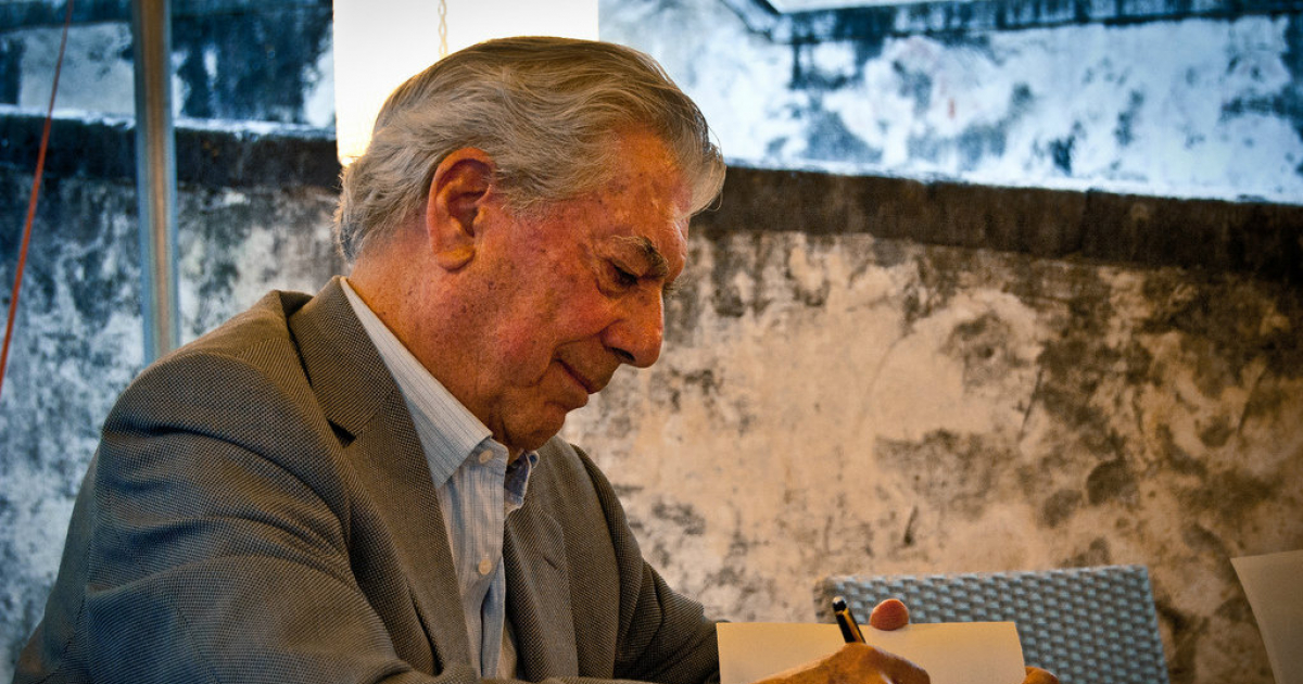 Vargas Llosa firmando uno de sus libros © Flickr / Daniele Devoti