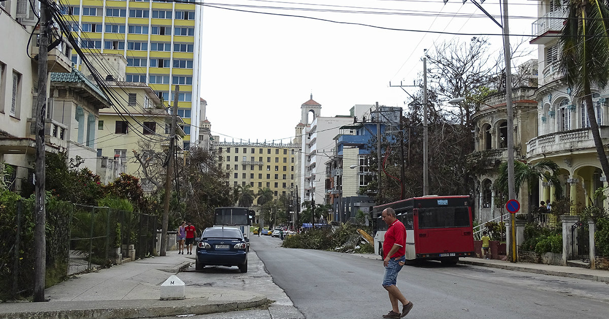 Un hombre pasea por una calle del Vedado © CiberCuba