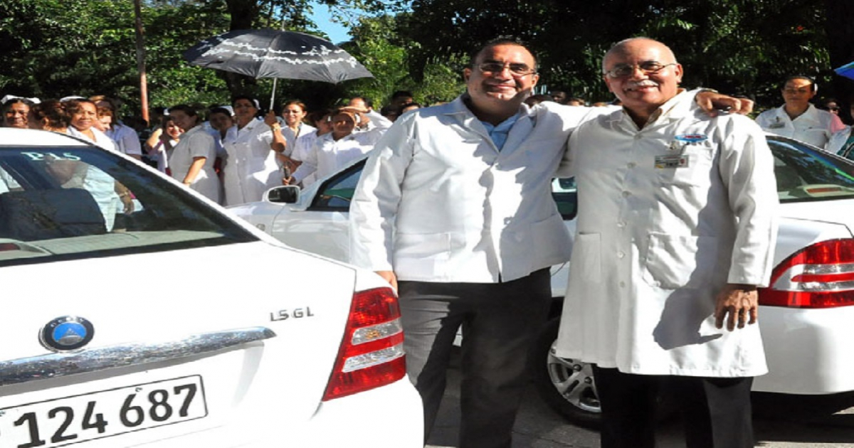  © Médicos granmenses se benefician con entrega de autos