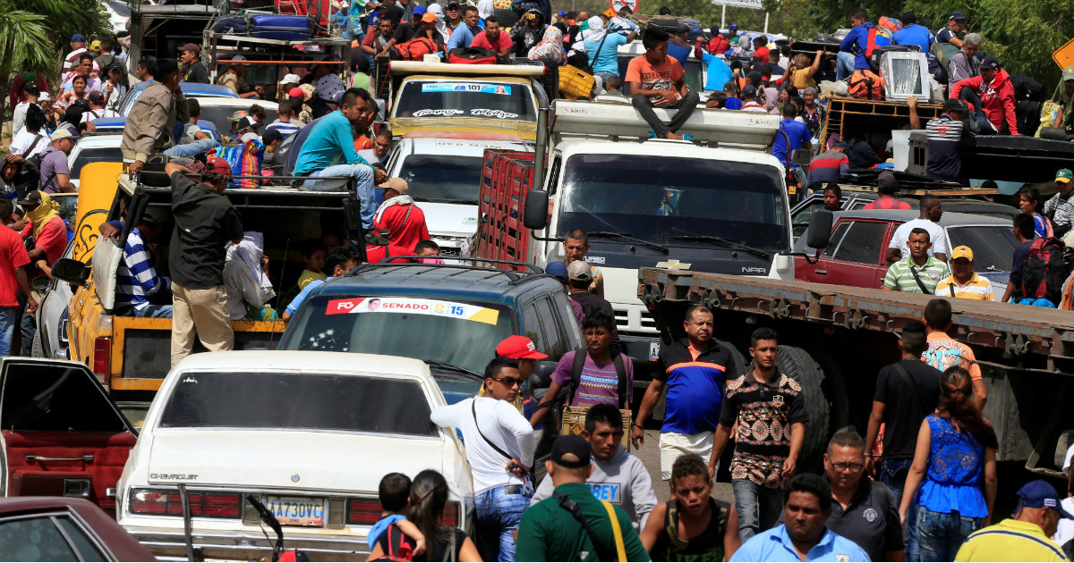 Migrantes venezolanos, tratando de acceder a territorio colombiano © Reuters /Jaime Saldarriaga 