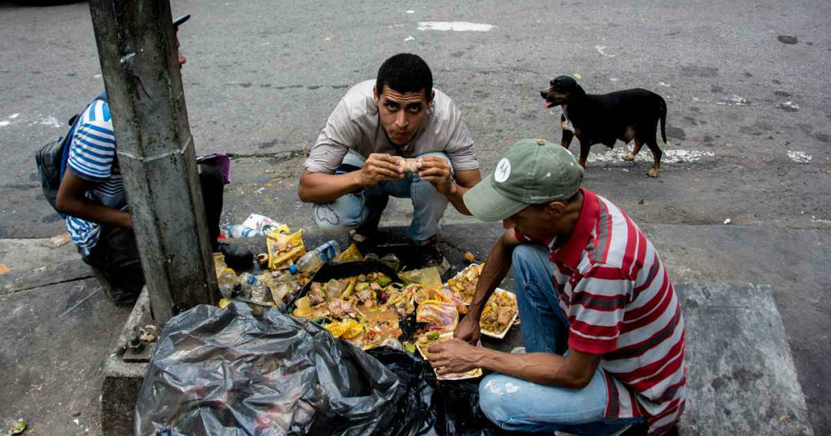 Ciudadanos comiendo en las calles de Venezuela © Efecto Cocuyo / Horacio Siciliano