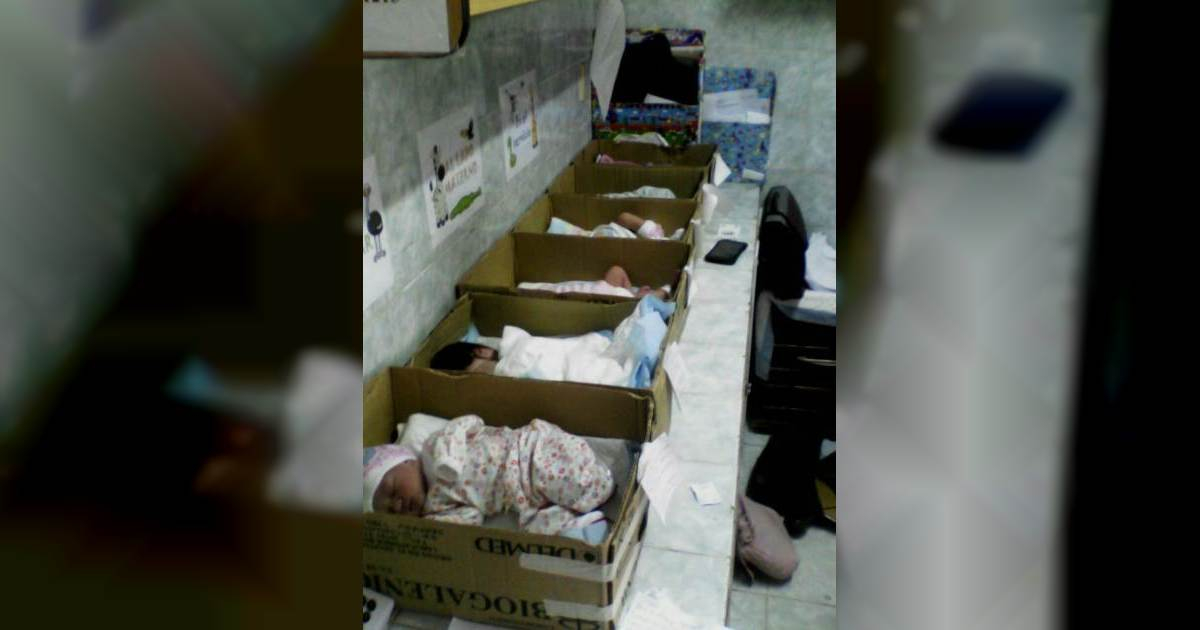 Bebés colocados en cajas en un hospital de Venezuela © Twitter / @manuelferreiraG - Archivo