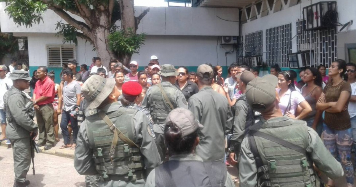 Militares venezolanos custodiando la cárcel de Puerto Ayacucho © Twitter / @PableOstos