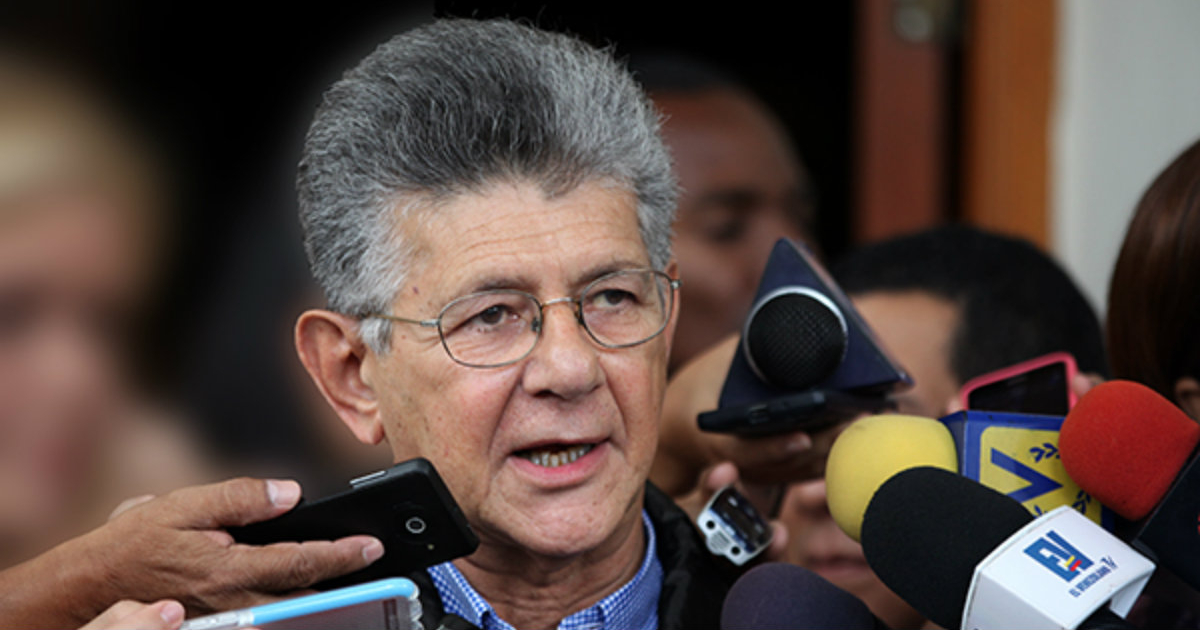 Presidente de Asamblea Nacional de Venezuela, Henry Ramos Allup, atendiendo a los medios © Prensa AN
