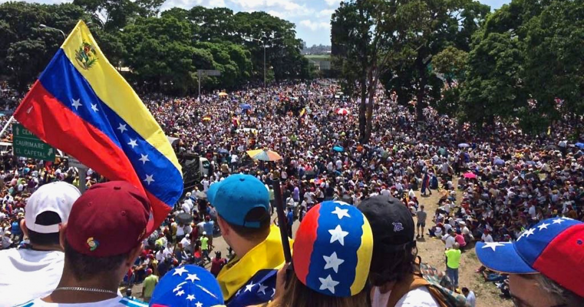 Ciudadanos manifestándose en las calles de Venezuela © Wikipedia