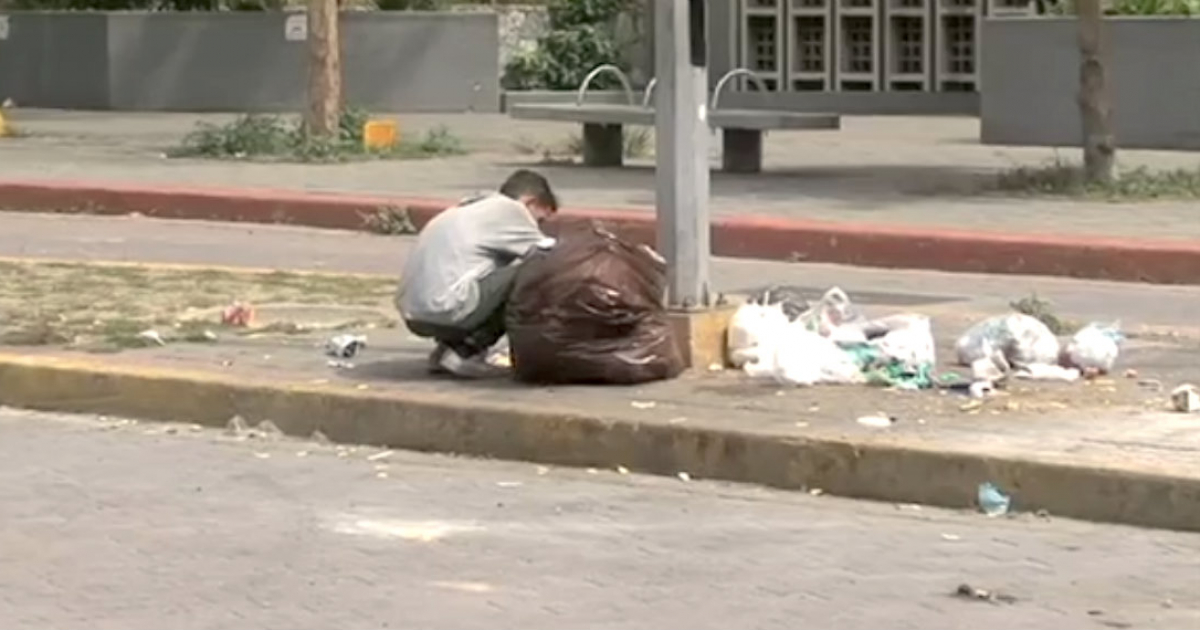 Un niño, hurgando en la basura en las calles de Venezuela © Wikimedia Commons