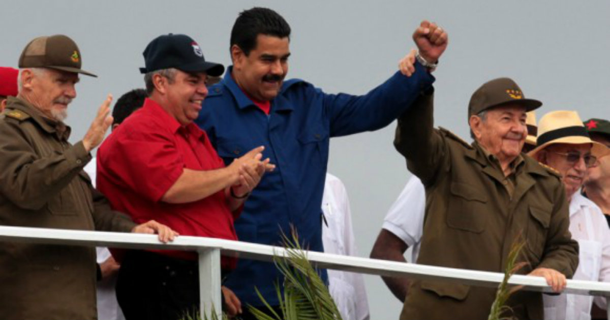 Maduro y Raúl Castro saludan durante un acto militar © Ladyrene Pérez/ Cubadebate