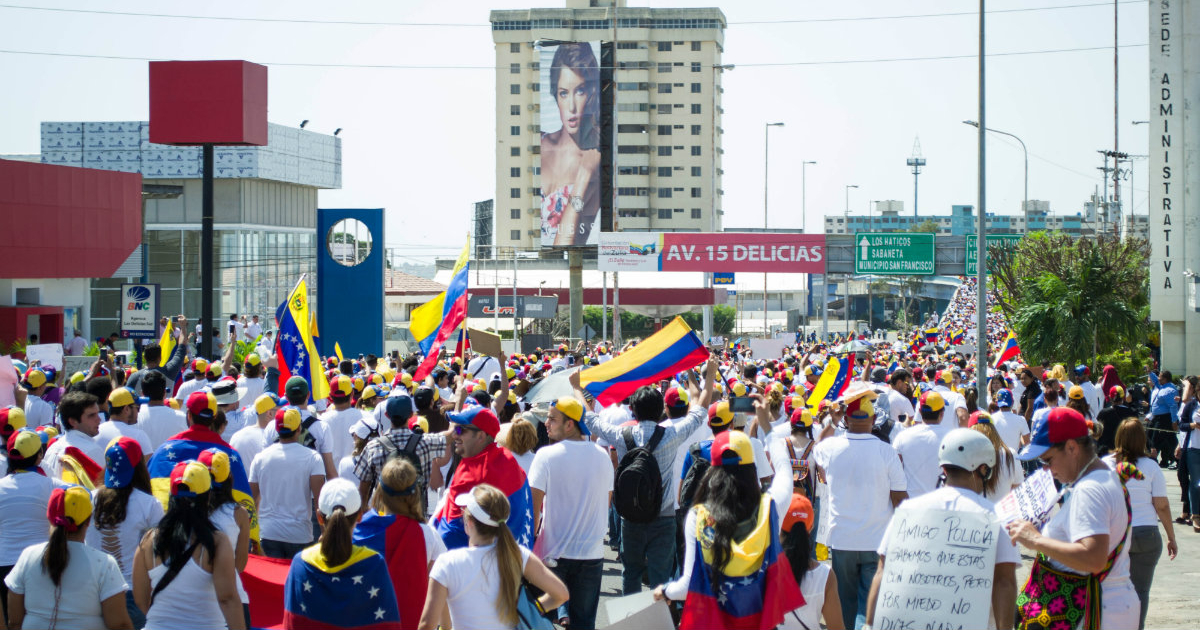 Venezolanos protestando en las calles de Caracas © Wikipedia