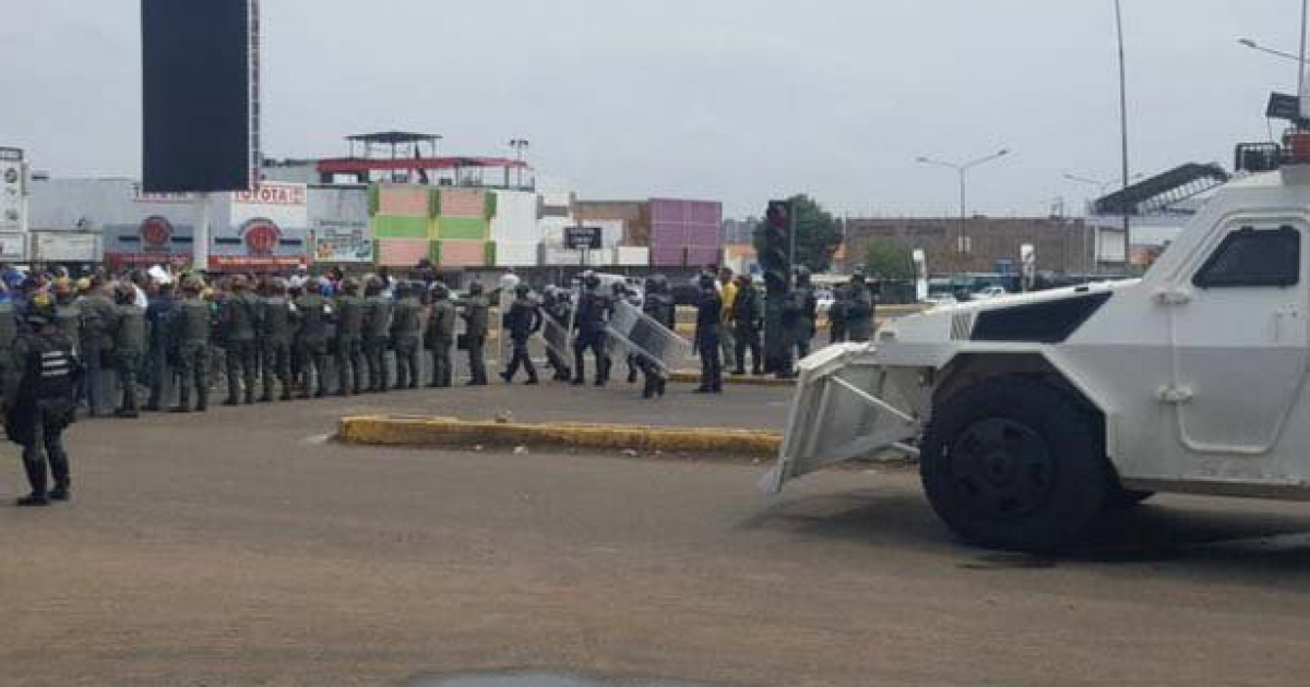 Miembros del ejército venezolano actuando durante una protesta © Twitter / @JEPvzla