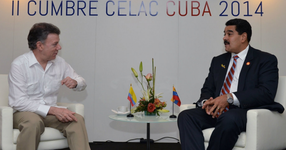 Juan Manuel Santos charlando con Nicolás Maduro en Cuba © Cancillería de Colombia
