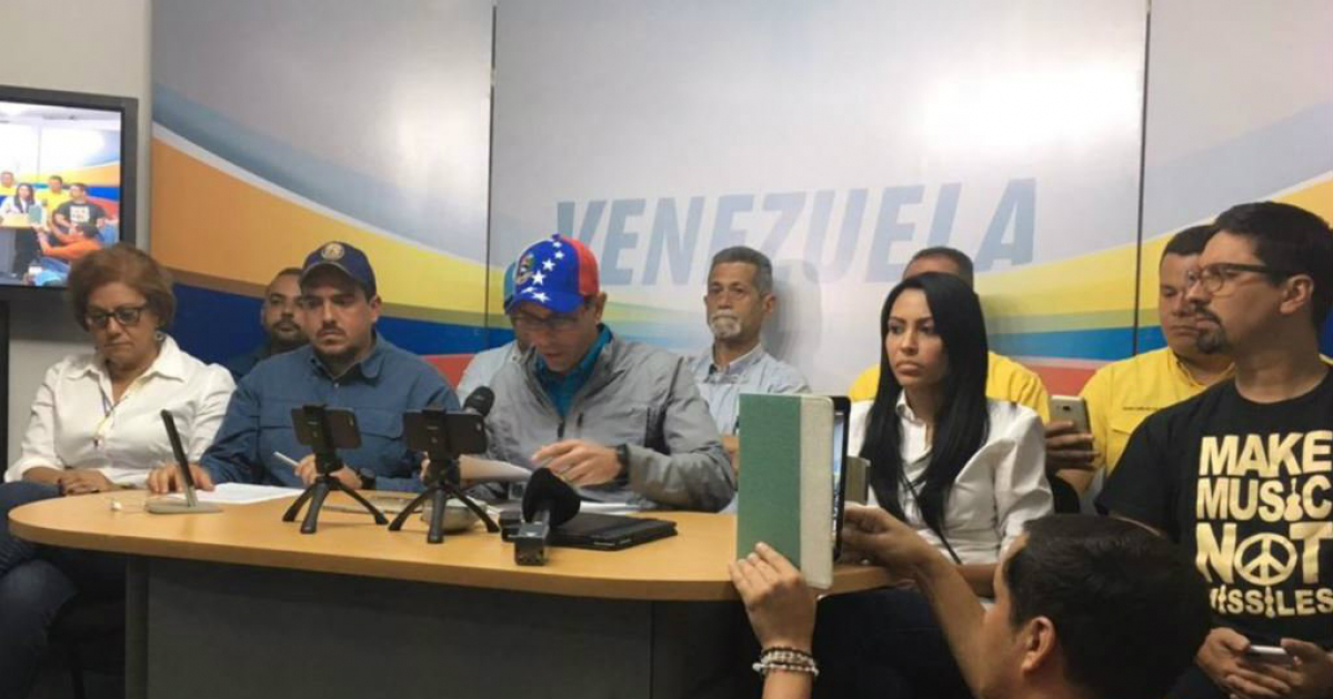 Capriles leyendo un comunicado contra el gobierno de Nicolás Maduro © Martí Noticias