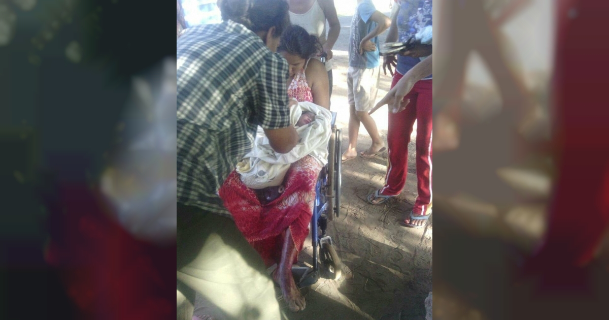 Mujer con su bebé tras dar a luz en Venezuela en plena calle © Twitter / @LDanieri