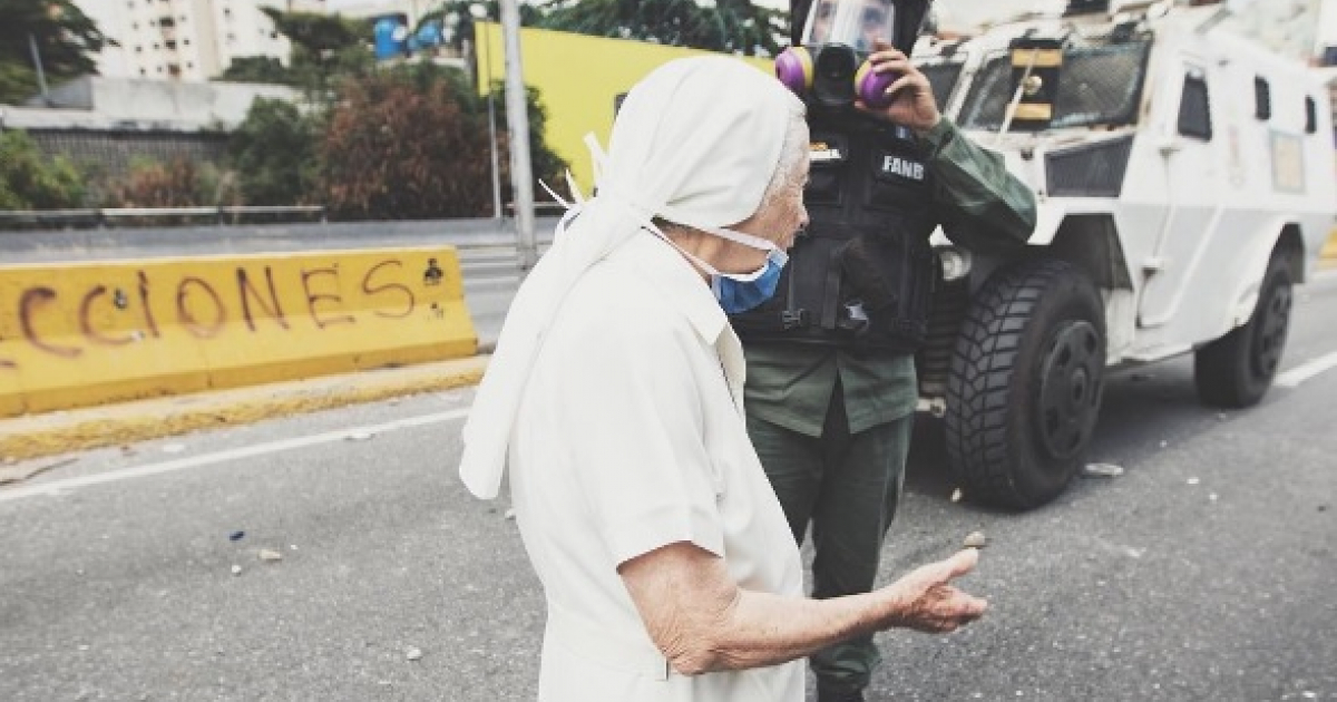 Sor Esperanza dialoga con un agente de la Guardia Nacional Bolivariana © Donaldo Barros / Instagram