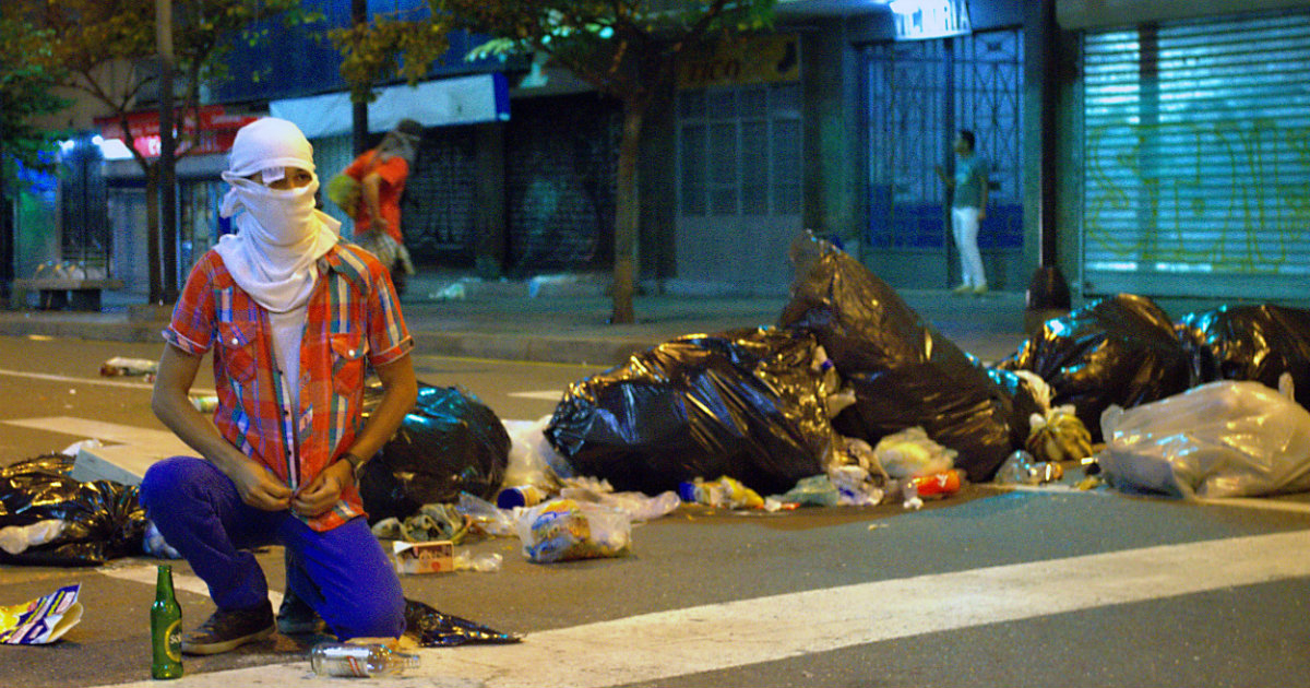Joven venezolano arrodillado en las calles de Caracas © Wikipedia