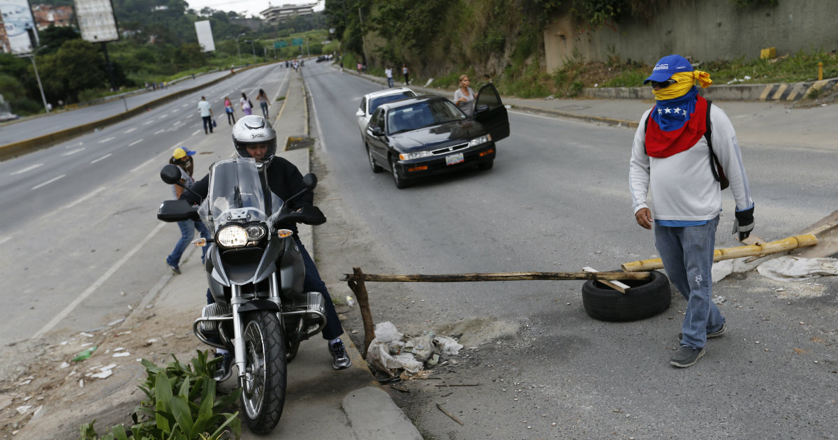 Calles bloqueadas y encapuchados en las calles de Venezuela © Reuters / Andres Martinez Casares