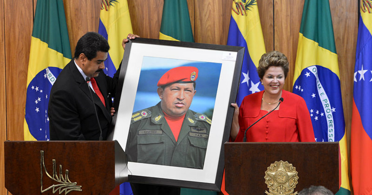 Nicolás Maduro y Rousseff Dilma Roussef sujetan un cuadro de Hugo Chávez © Wikimedia Commons