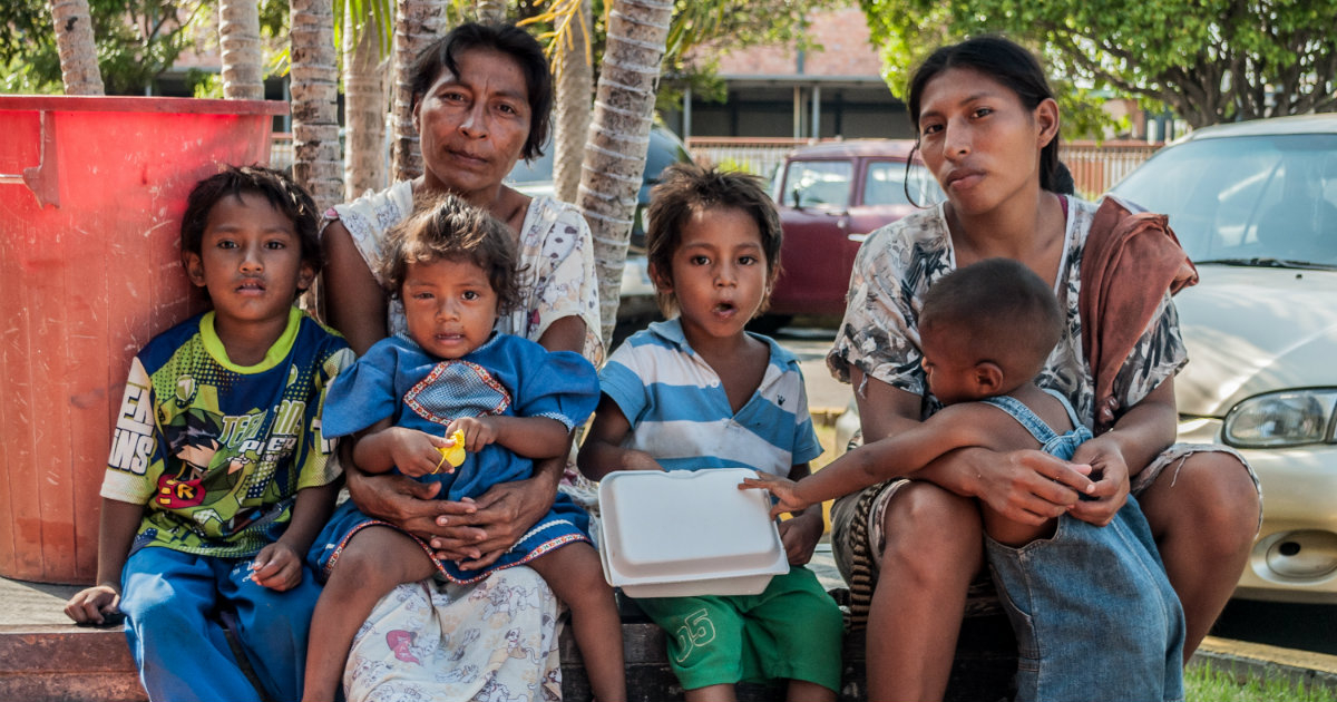 Madres venezolanas sin techo junto a sus hijos en la calle © Wikimedia Commons