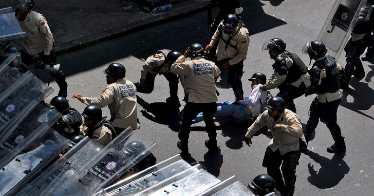 Guardia Nacional Bolivariana cargando contra un ciudadano en Caracas © Flickr / Diariocritico de Venezuela