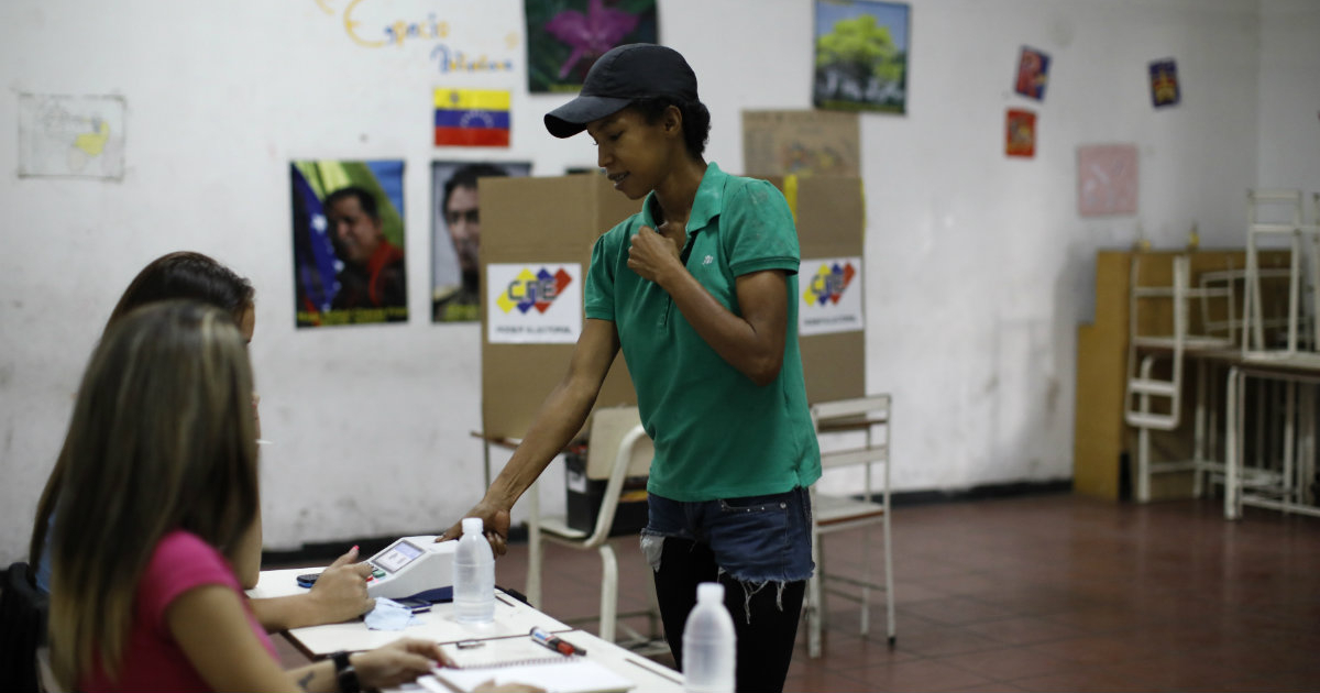 Venezolana depositando su voto en un centro electoral de Caracas © REUTERS/Carlos Garcia Rawlins