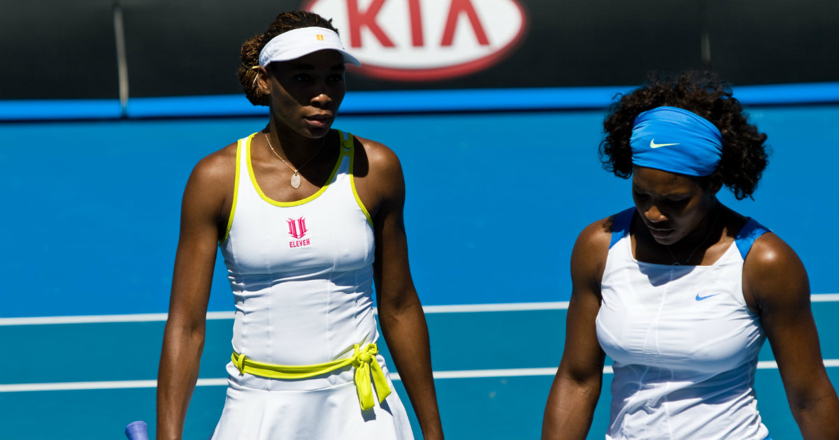 Venus Williams (izda) en un partido de tenis junto a su hermana Serena © Wikimedia Commons