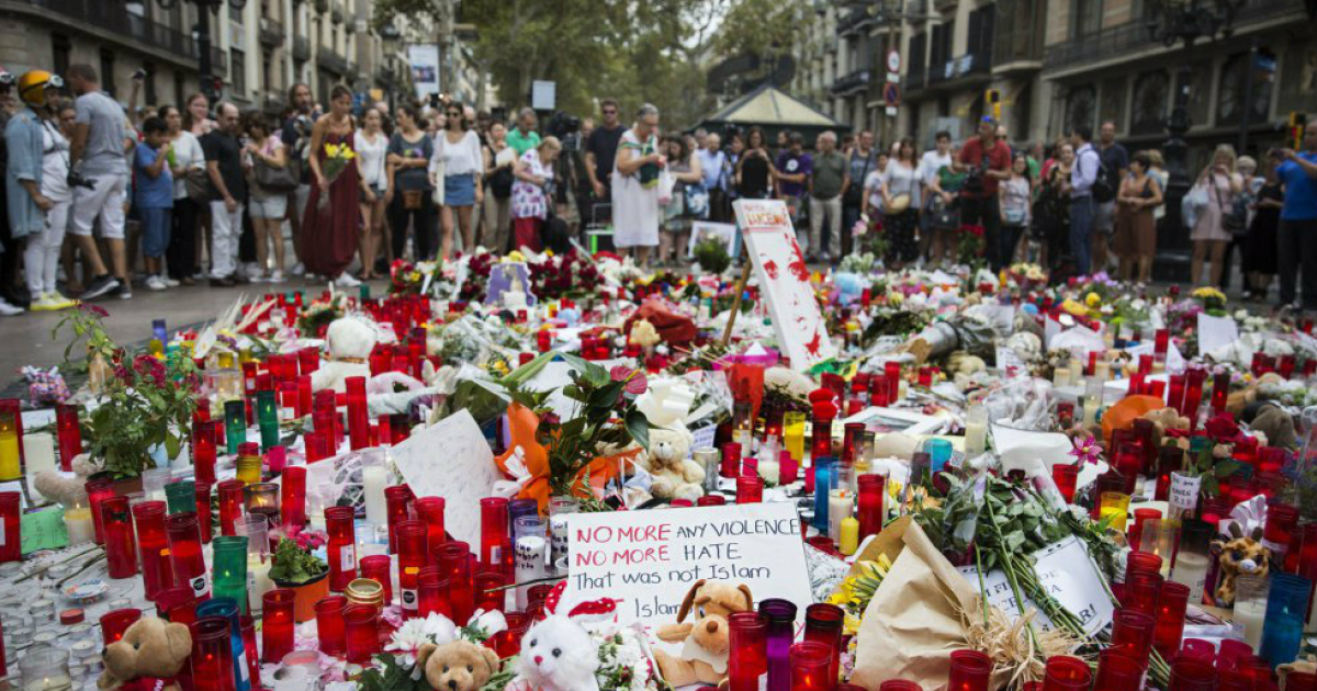 Altar con flores y velas en recuerdo a las víctimas de Las Ramblas © Massimiliano Minocri / El País