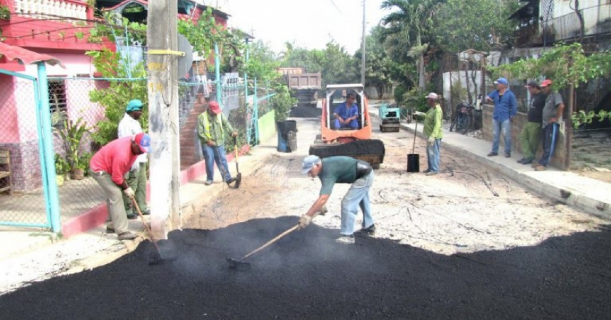 Asfaltado de una calle en la Isla de la Juventud © Victoria/ Emilio Pérez Pérez