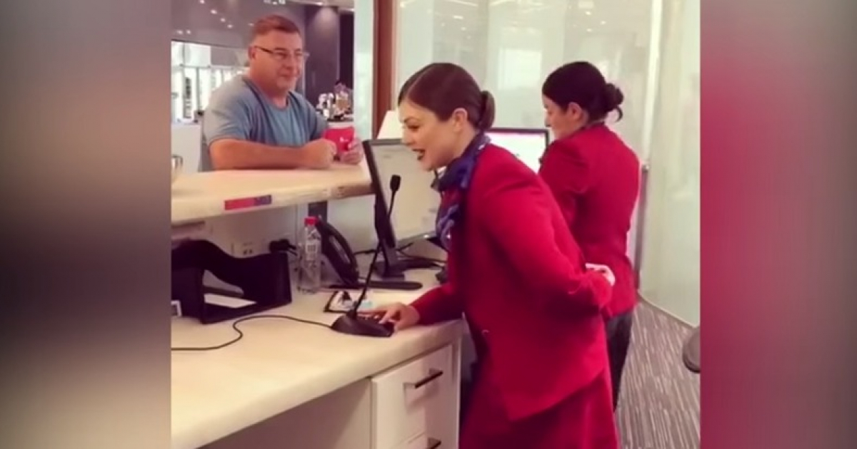 Azafata canta canción navideña © Instagram/virginaustralia