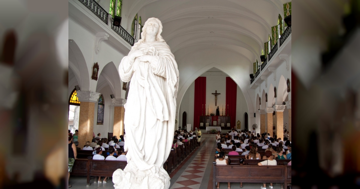 Estatua de la Virgen Inmaculada. © lezumbalaberenjena/ Flickr