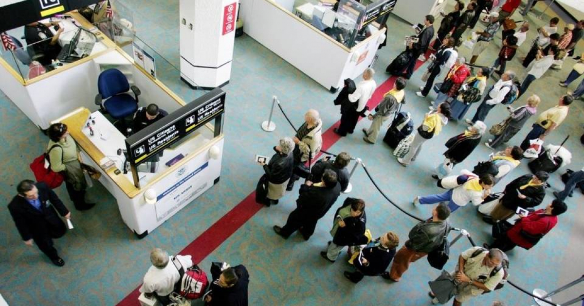 Viajeros llegan al Aeropuerto Internacional de Miami © Miami Herald / Joshua Prezant 