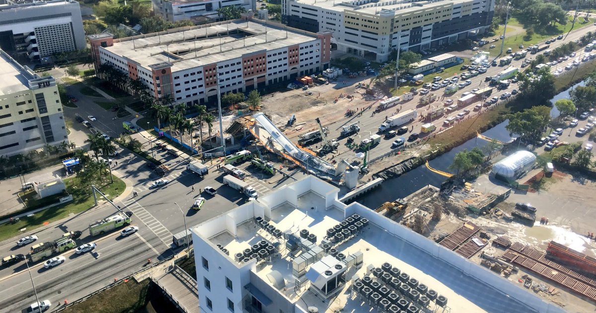 Vista aérea de la zona donde se ha derrumbado el puente de la FIU en Miami. © Policía de Miami-Dade.