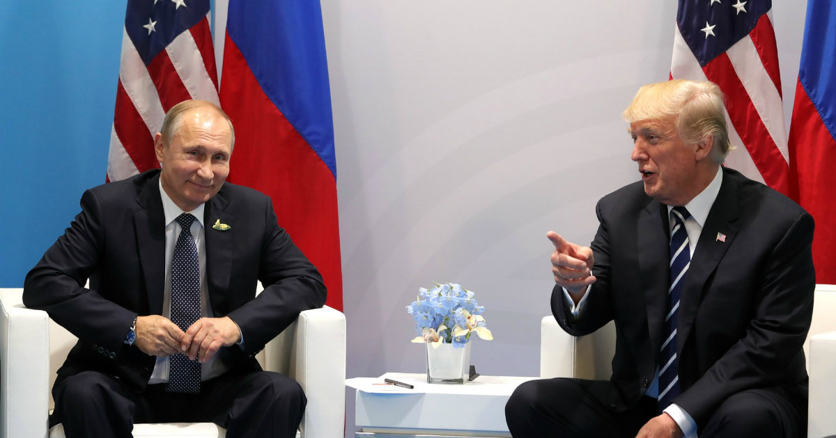 Putin y Trump conversando mientras posan ante los medios © Wikimedia Commons