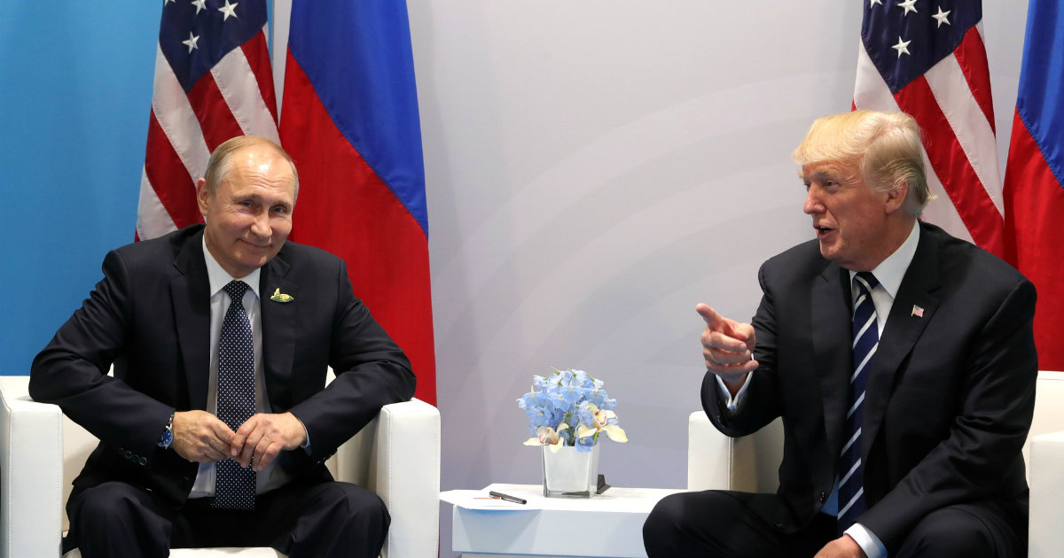 El presidente Trump sonríe mientras Putin posa ante la prensa. © Wikimedia Commons