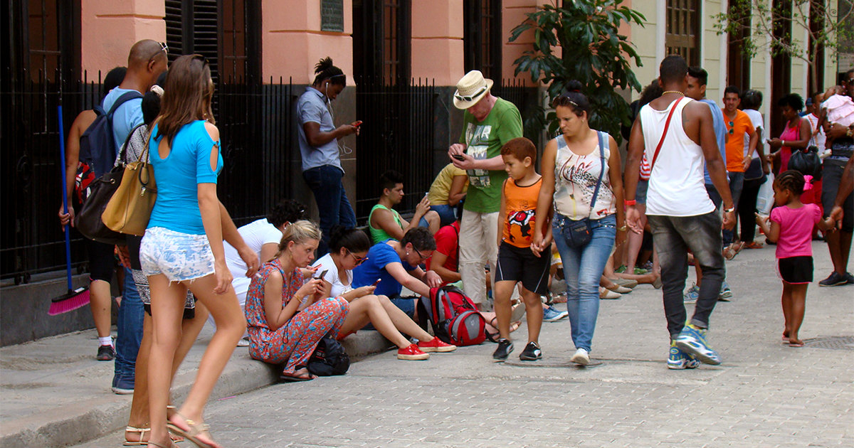 Usuarios de La Habana conectándose a Internet en la calle Obispo © CiberCuba