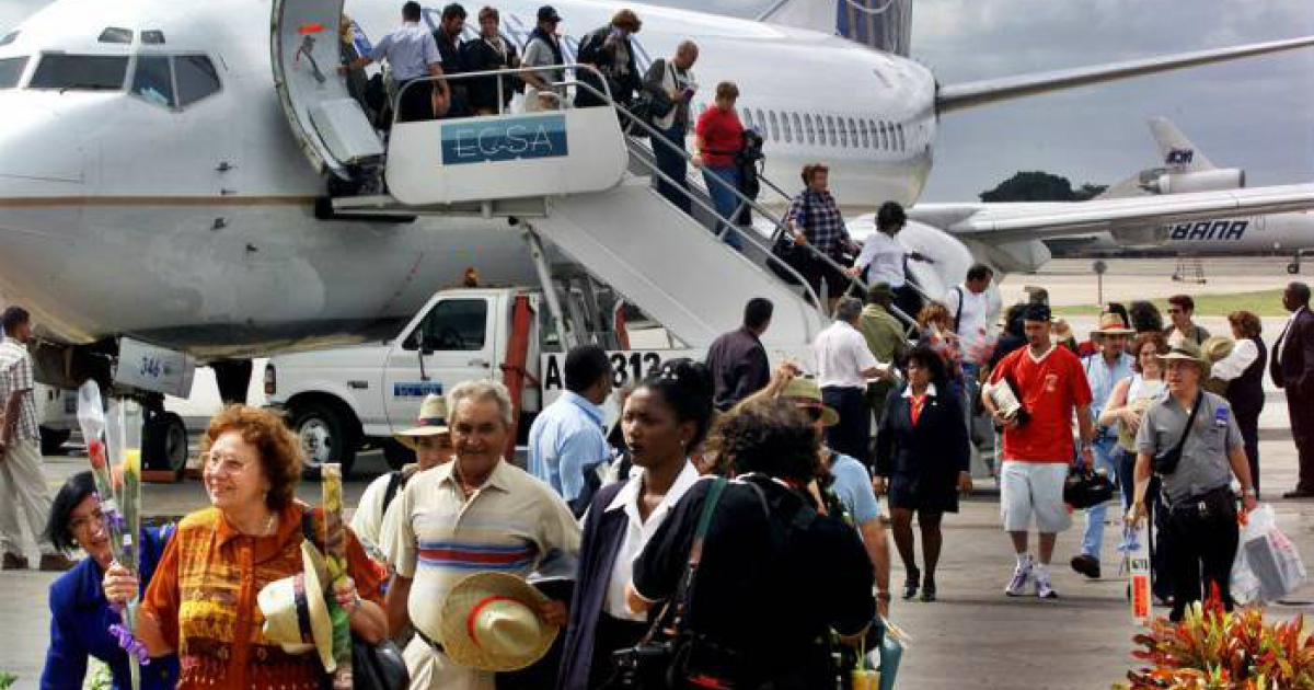 Escena de pasajeros cubanos aterrizando © El País