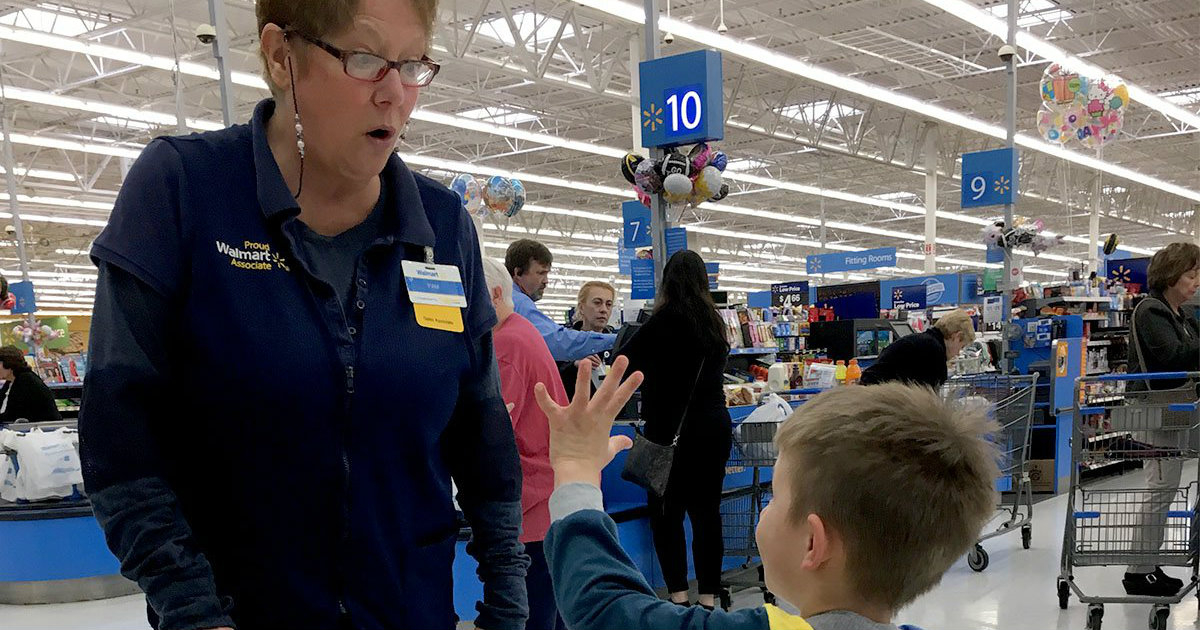 Una empleada de Walmart, en uno de los supermercados de la cadena. © Walmart / Twitter