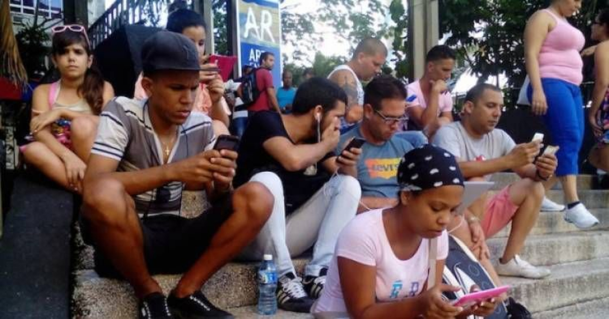 Un grupo de cubanos en un punto de acceso wifi © Radiorebelde