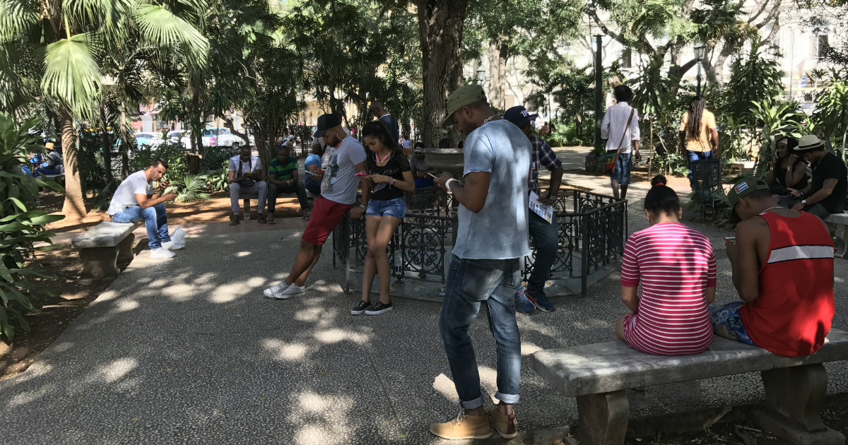 Jóvenes cubanos, en un parque con wifi. © CiberCuba