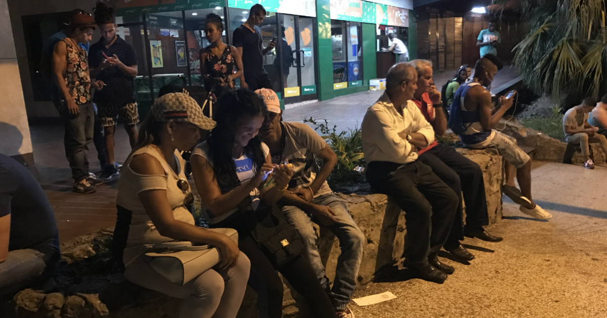 Cubanos conectados a Internet. © CiberCuba.