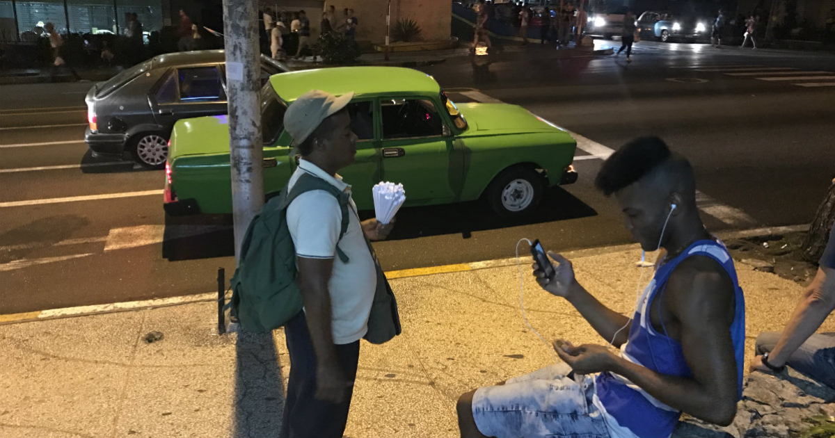 Conectándose a wifi en plazas públicas en Cuba. © CiberCuba.