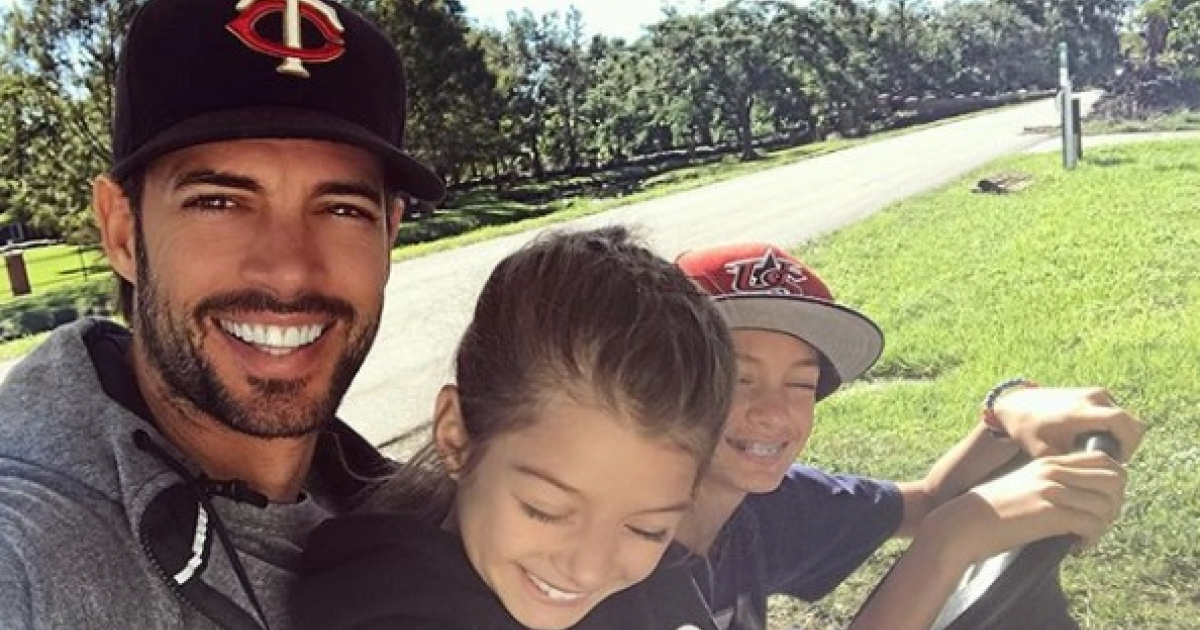 El actor cubano William Levy sonríe junto a sus hijos Christopher y Kailey © Instagram / William Levy
